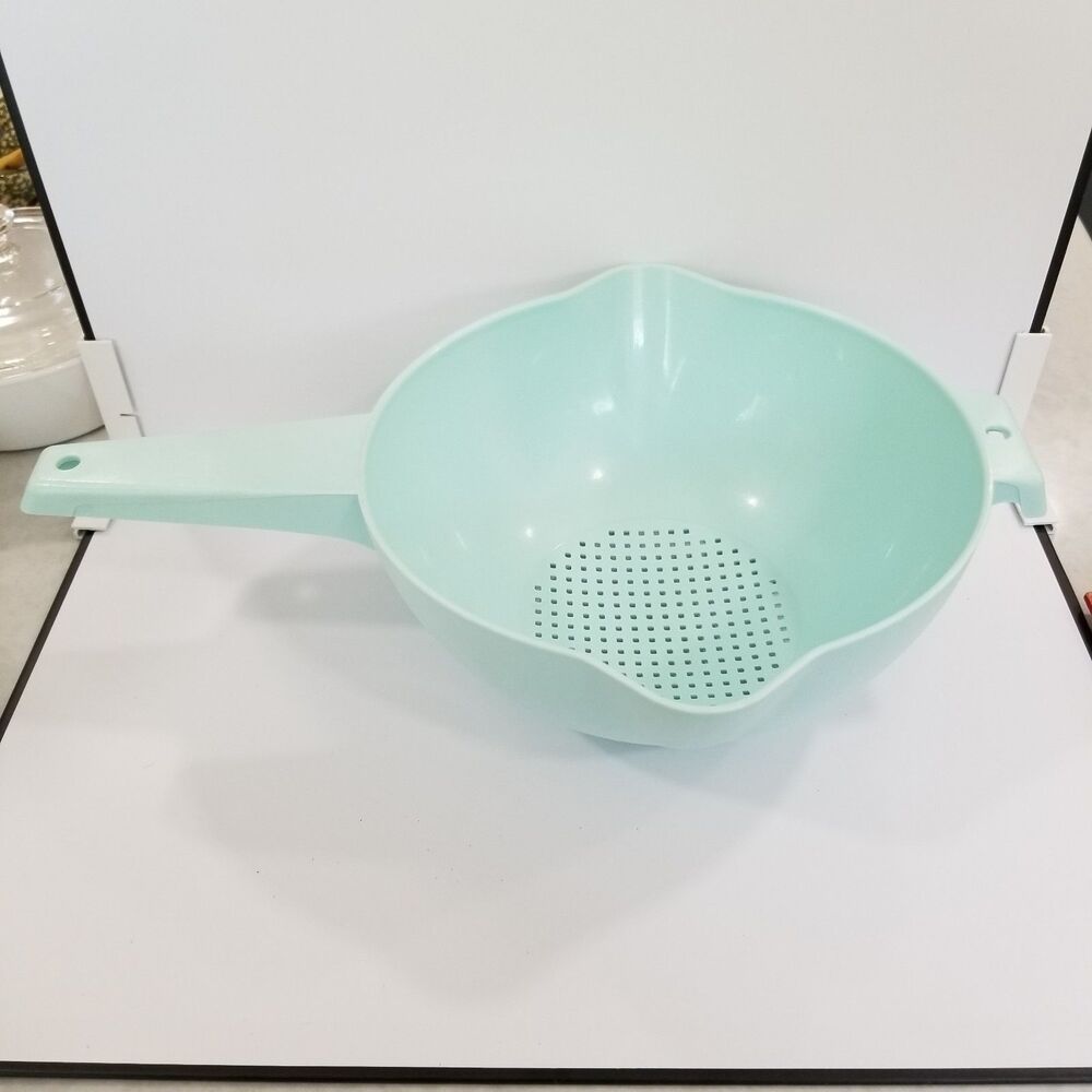 Tupperware 1523 Mint/Aqua Greenish blue 2 Qt Colander Strainer w/ Handle & Spout